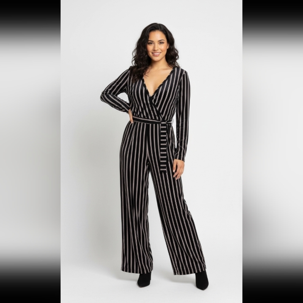 🌿 Xhilaration Striped Wide-Leg Jumpsuit – Keyhole Neck & Pockets
